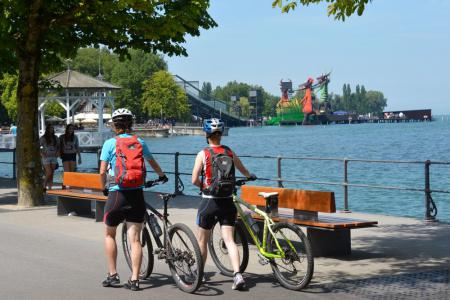 Vacaciones en bicicleta en el Lago de Constanza - andar en bicicleta y bañarse en el lago
